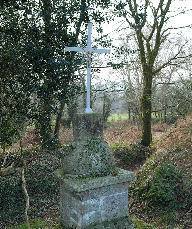 calvaire monté sur une stèle en pierre