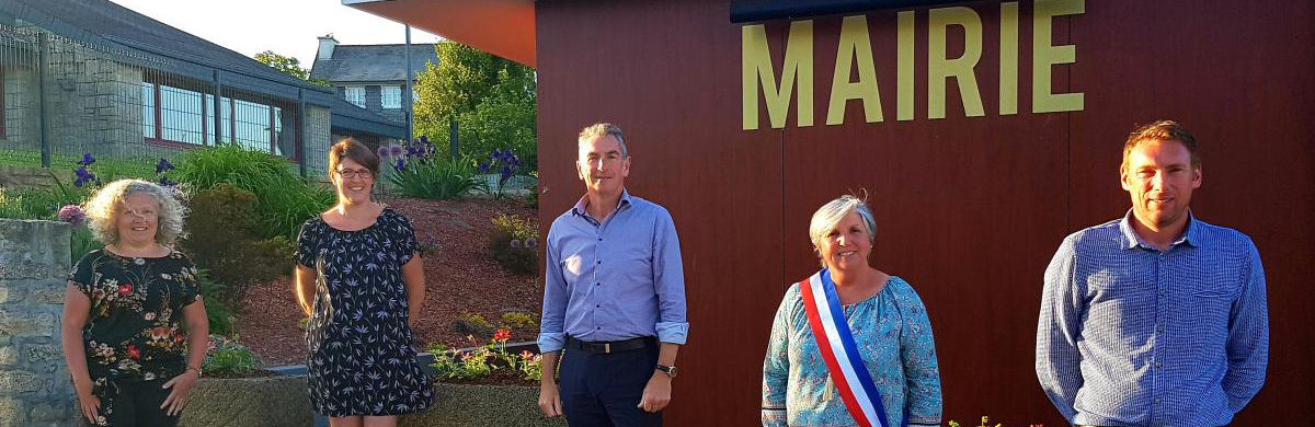 photo des élus communaux de Malguénac devant la mairie