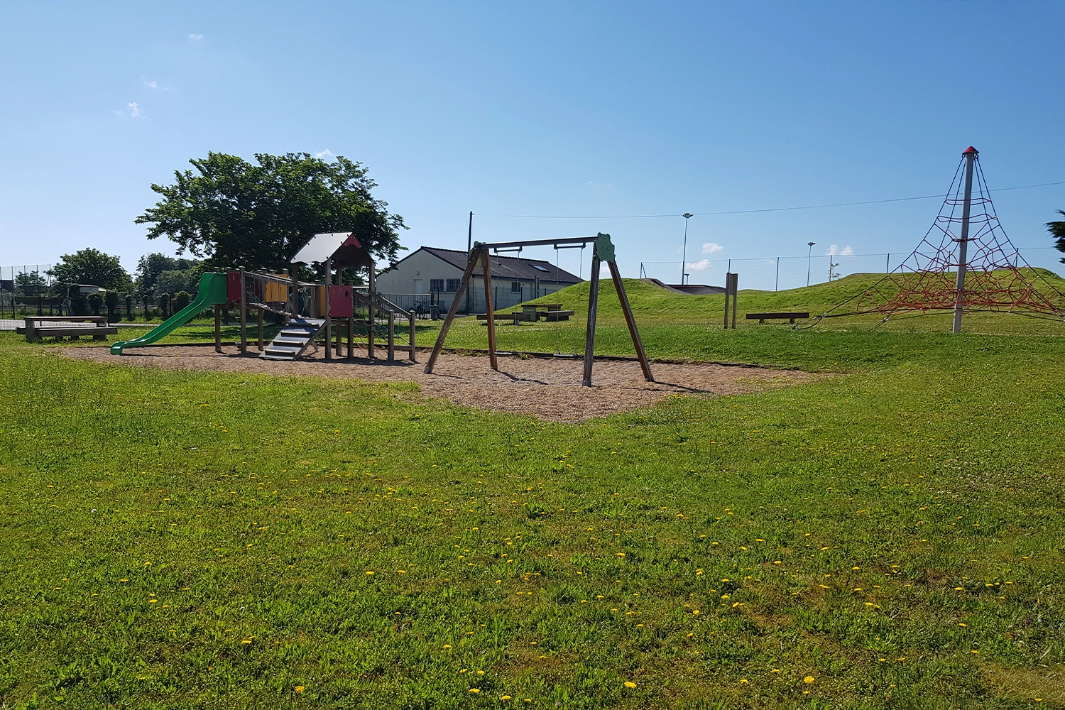 aire de jeux avec toboggan, balançoires et jeux de corde