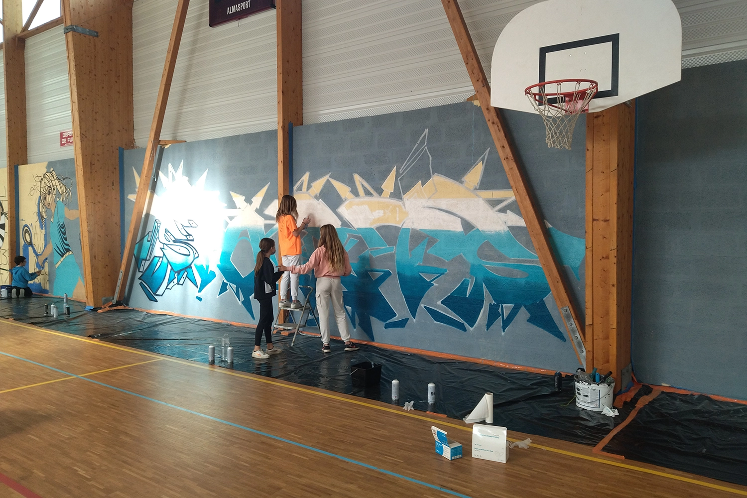 conseil municipal des jeunes dessinnent fresque salle des sports Commune de Malguenac