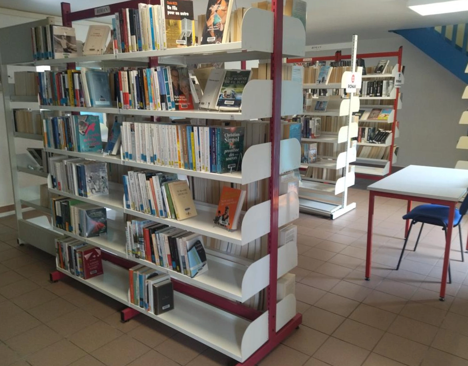 bibliothèques de l'espace adultes de la médiathèque de Malguénac