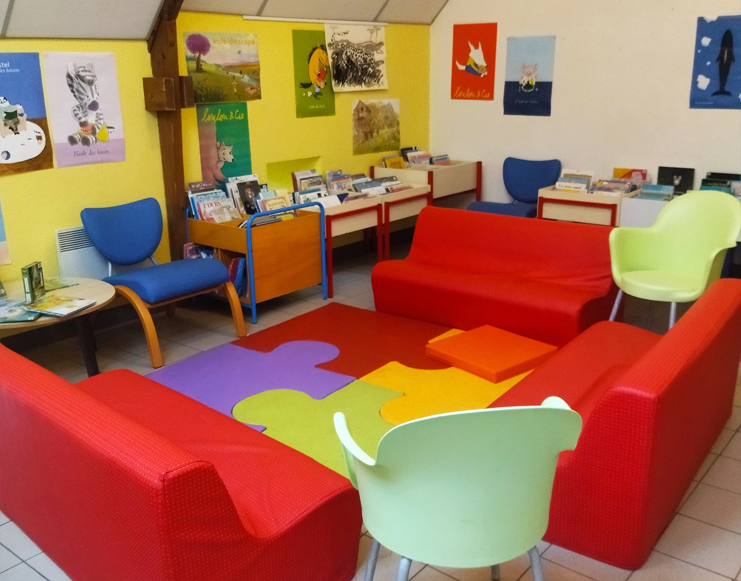 espace jeunesse avec fauteuil dans la médiathèque de Malguénac