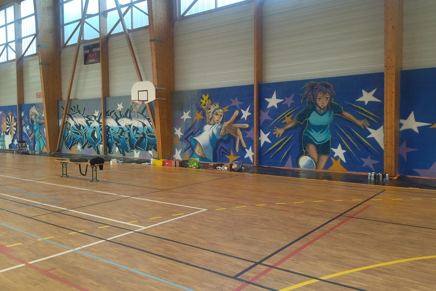 fresque murale style dessin animee dans la salle des sports