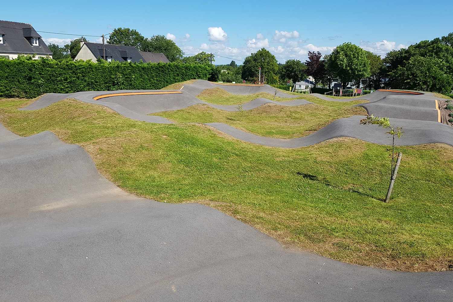 pumptrack pour trotinette, VTT, roller, skate